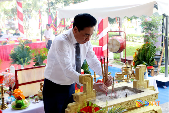 Phó Bí thư Thường trực Thành ủy Nguyễn Khắc Toàn dự lễ tế vong linh các anh hùng nghĩa sĩ tại Nghĩa trủng Phước Ninh