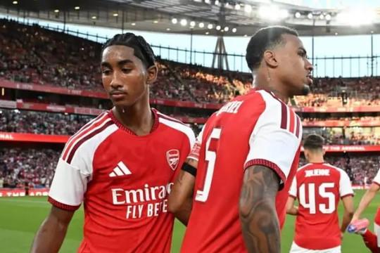 Tài năng trẻ 16 tuổi Marli Salmon sẵn sàng giải bài toán hàng thủ Arsenal khi Saliba chấn thương