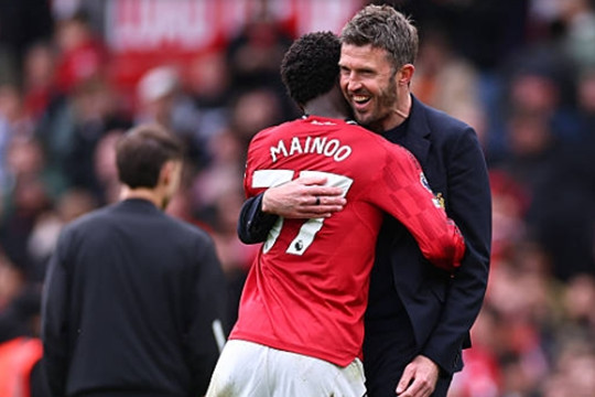 HLV Michael Carrick gỡ bỏ áp lực tinh thần cho Kobbie Mainoo trước mùa giải mới tại Man United