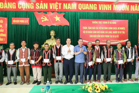 Lãnh đạo thành phố trao quà hộ nghèo, con nuôi biên phòng tại xã La Êê, La Dêê