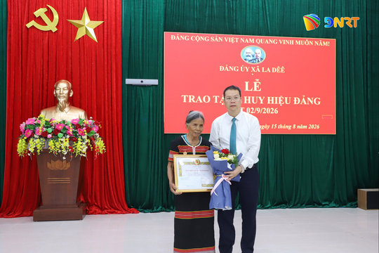 Chủ tịch UBND thành phố Nguyễn Mạnh Hùng trao Huy hiệu Đảng tại xã La Dêê