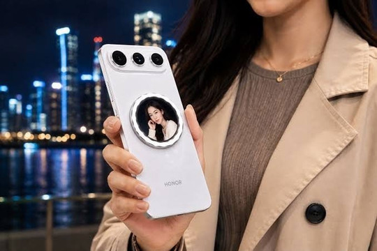 Smartphone Honor series 700 gây chú ý với màn hình phụ 1,7 inch cùng viên pin 12.000 mAh