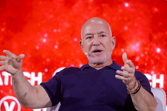 Tập đoàn sở hữu Liverpool bán 33% cổ phần cho liên minh tỷ phú Jeff Bezos và Eduardo Saverin