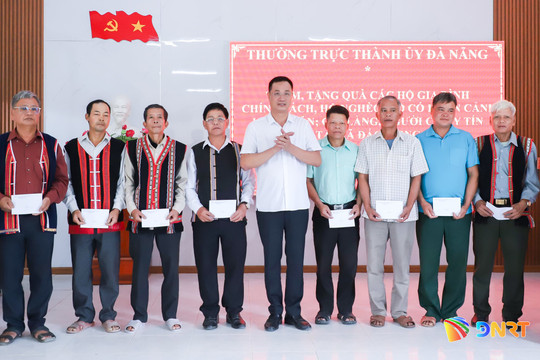 Lãnh đạo thành phố Đà Nẵng trao quà cho hộ nghèo, người có uy tín tại xã Đắc Pring