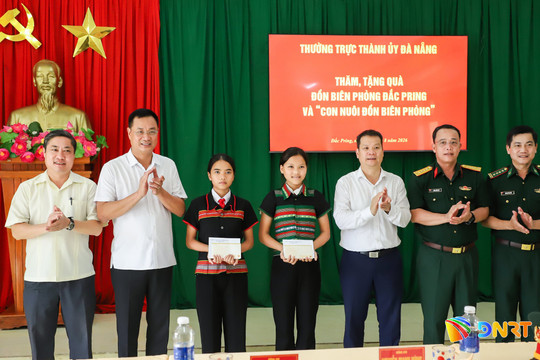 Bí thư Thành ủy Lê Ngọc Quang thăm, tặng quà Đồn Biên phòng Đắc Pring