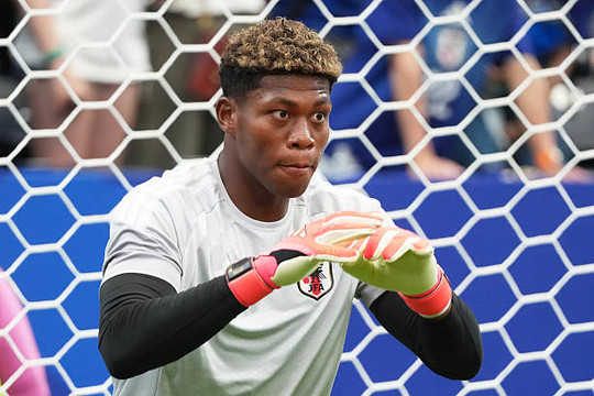PSG dừng đàm phán mua thủ môn Zion Suzuki giá 35 triệu euro do phía đại diện đòi hoa hồng