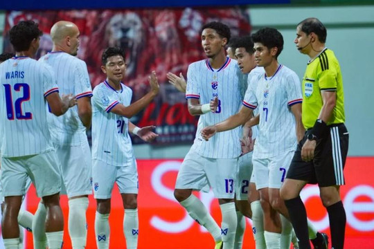 Tuyển Thái Lan lột xác nhờ triết lý thực dụng của HLV Anthony Hudson tại ASEAN Cup 2026