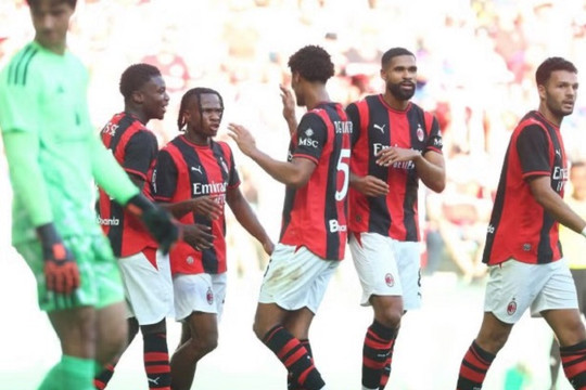 Manchester United bộc lộ loạt lỗ hổng hàng thủ và thể lực sau thất bại 2-4 trước AC Milan