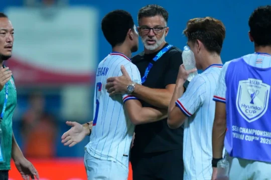 Thái Lan đè bẹp Singapore 3-1 ở bán kết lượt đi ASEAN Cup 2026, CĐV chờ đại chiến Việt Nam