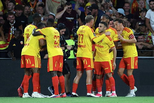 Florian Thauvin tỏa sáng, Lens quật ngã PSG 1-0 giành Siêu cúp Pháp trong thế thiếu người