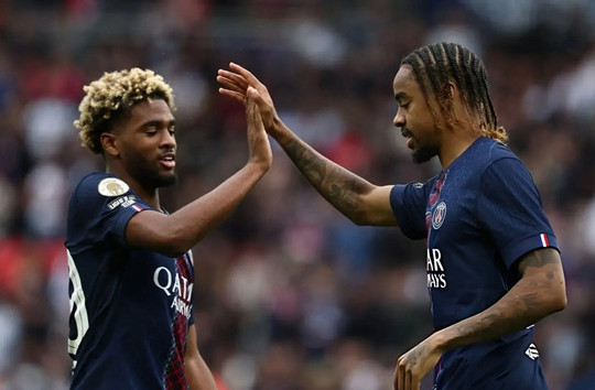 HLV Luis Enrique gạch tên Barcola và Mbaye khỏi Siêu cúp Pháp giữa tin đồn sang Liverpool