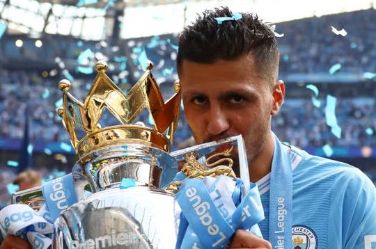 Man City chia tay Rodri sang Barcelona với giá 65,4 triệu bảng và nỗ lực tìm người thay thế