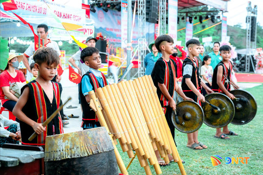 Đồng bào Giẻ Triêng xã Phước Chánh tham gia chương trình “Vui Tết độc lập”