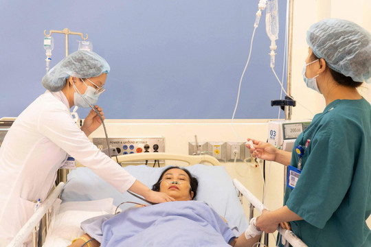 Cứu sống người phụ nữ sốc nhiệt sau nhiều giờ đốt rẫy