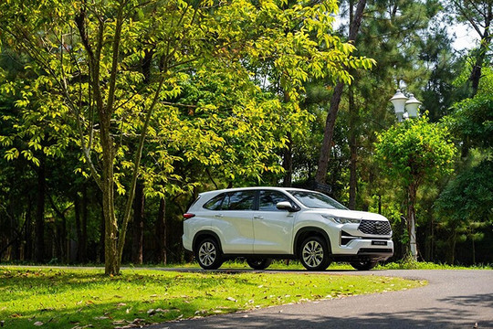 Đánh giá Toyota Innova Cross 2026: Giá xe, thông số kỹ thuật và trang bị động cơ Hybrid