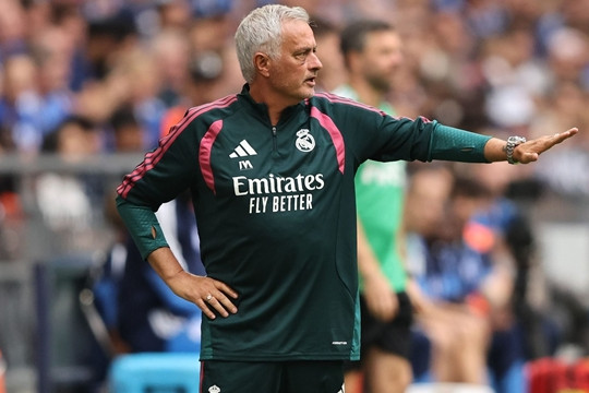 Dấu ấn chiến thuật Real Madrid thời Jose Mourinho: Hàng thủ lột xác và bài toán siêu sao