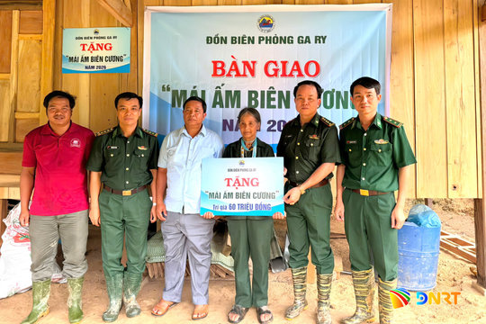 Đồn Biên phòng Ga Ry bàn giao nhà "Mái ấm biên cương" cho nữ cựu dân quân hỏa tuyến