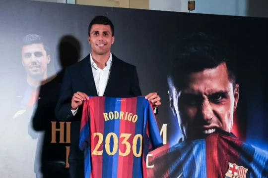 Thương vụ bom tấn Rodri cập bến Barcelona: Cú hích cho Flick và nỗi lo của Real Madrid