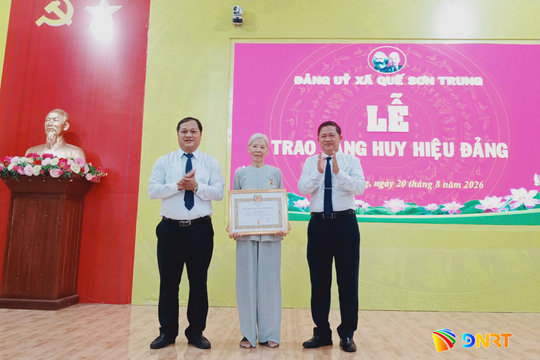 Xã Quế Sơn Trung trao tặng Huy hiệu Đảng đợt 2/9 cho 57 đảng viên