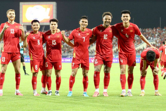 HLV Kim Sang Sik cao tay giúp tuyển Việt Nam hạ Malaysia 2-0, hiên ngang vào chung kết