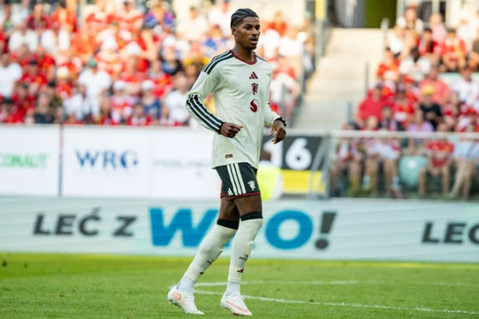 Marcus Rashford phàn nàn về truyền thông khi được Jamie Carragher bảo vệ trước Gary Neville