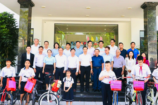 Tiếp sức học sinh khó khăn đến trường