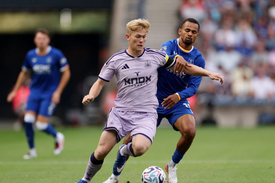 Manchester United dồn lực chiêu mộ Lewis Hall sau khi hoàn tất thương vụ Carlos Baleba
