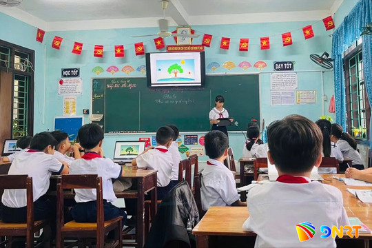 Bàn ghế học sinh phải bảo đảm đúng cỡ, phù hợp với chiều cao học sinh