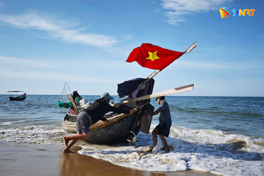 Tôi chụp ảnh cờ Tổ quốc