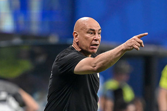 FIFA điều tra HLV Hossam Hassan và hai thành viên Ai Cập sau trận thua Argentina tại World Cup
