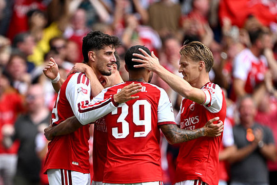 Arsenal bảo vệ ngai vàng Ngoại hạng Anh 2026/27: Từ kẻ đi săn thành mục tiêu bị săn đuổi