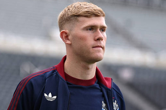 Vì sao Lewis Hall từ chối Manchester United để trở thành thủ lĩnh mới của Newcastle United?