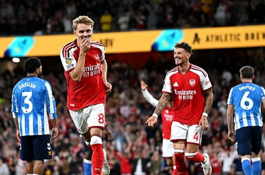 Arsenal thắng thuyết phục Coventry 3-0 ngày ra quân Ngoại hạng Anh nhờ tam tấu thăng hoa