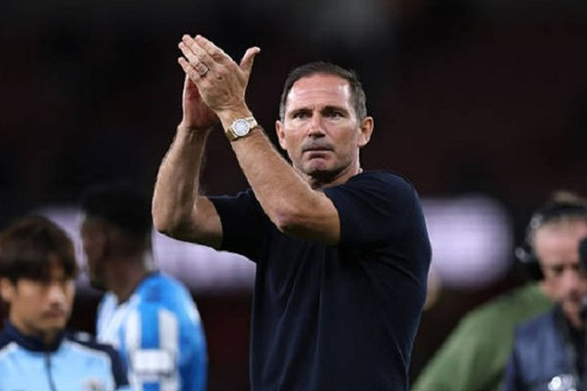 HLV Frank Lampard thừa nhận sức mạnh vượt trội của Arsenal sau trận thua 0-3 tại Emirates