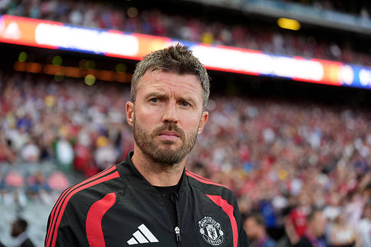 Michael Carrick giải bài toán tuyến giữa 20 năm tại MU bằng các bản hợp đồng khôn ngoan