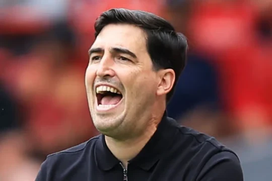 HLV Andoni Iraola đối mặt bài toán chiến thuật lớn khi Liverpool làm khách Newcastle