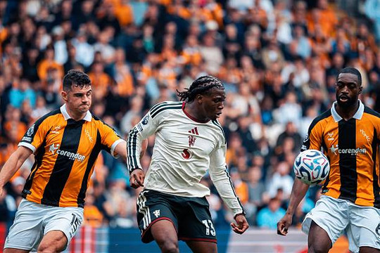 Carrick bảo vệ Patrik Dorgu sau thất bại 0-2 của Manchester United trước Hull City