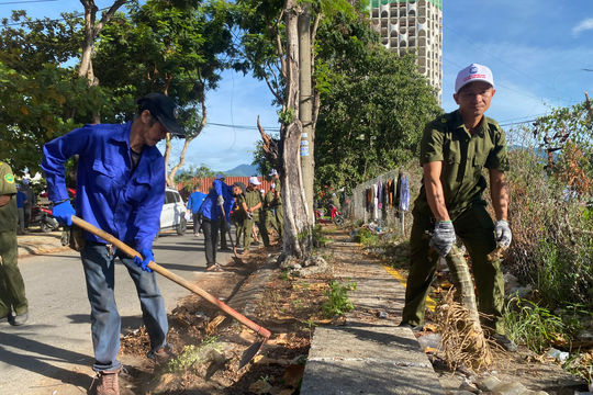 Phường Hải Vân ra quân tổng dọn vệ sinh môi trường