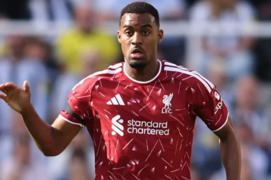 Liverpool đối mặt bài toán hàng tiền vệ khi HLV Iraola quyết định không mua tiền vệ số 6