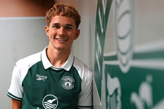 Tiền vệ trẻ Jacob Devaney rời Manchester United để gia nhập Hibernian theo dạng cho mượn