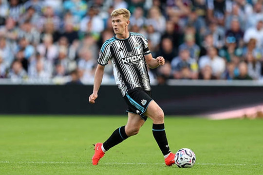 Newcastle đòi hơn 68 triệu bảng cho Lewis Hall khiến Manchester United đứng trước thế khó