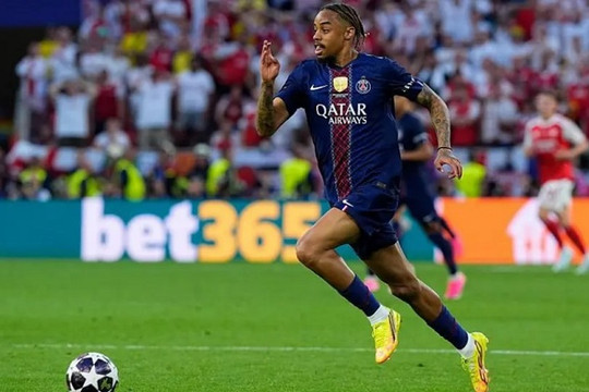 Arsenal sẵn sàng can thiệp giành chữ ký Bradley Barcola khi Liverpool bế tắc giá với PSG