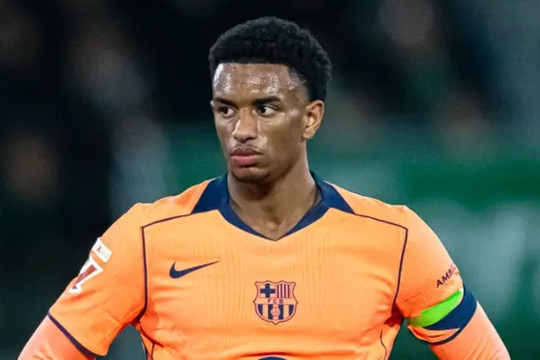 Manchester United đẩy mạnh thương vụ chiêu mộ hậu vệ Alejandro Balde từ câu lạc bộ Barcelona