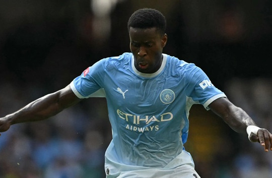 Man City ngược dòng kịch tính trước Bournemouth 2-1 nhờ canh bạc đẩy Guehi đá tiền vệ