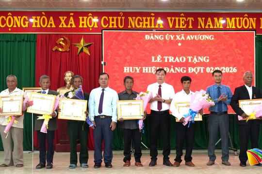 Đảng ủy xã Avương trao Huy hiệu Đảng cho 8 đảng viên dịp Quốc khánh 2/9