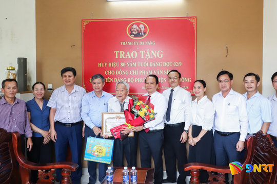 Phó Bí thư Thành ủy, Chủ tịch Ủy ban MTTQ Việt Nam thành phố Nguyễn Đình Vĩnh trao Huy hiệu 80 năm tuổi Đảng