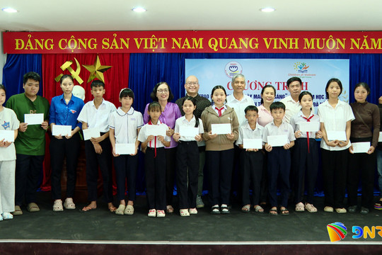 Trao 50 suất học bổng “Vì ngày mai tươi sáng” cho học sinh có hoàn cảnh khó khăn