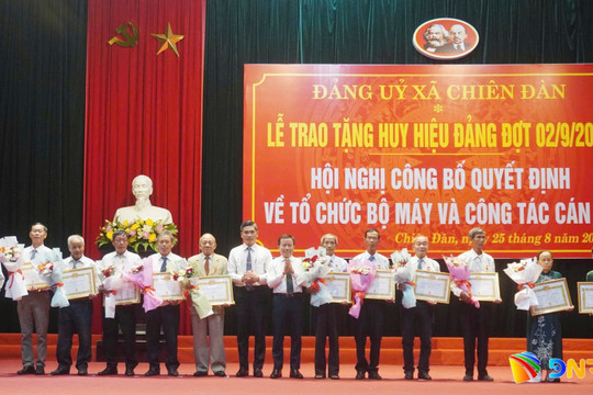 Nhiều địa phương trao Huy hiệu Đảng đợt 2/9 cho đảng viên