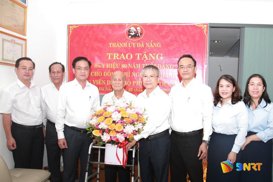 Chủ tịch HĐND thành phố Đà Nẵng Nguyễn Đức Dũng trao Huy hiệu 80 năm tuổi Đảng cho 3 đảng viên lão thành