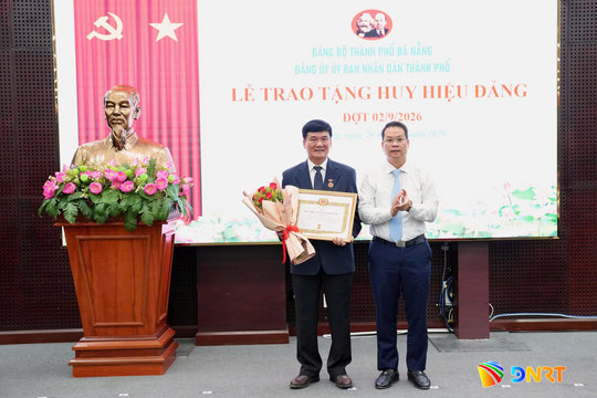 Đà Nẵng trao Huy hiệu Đảng đợt 2/9